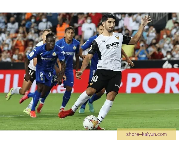 足球冠军竞猜分析：各大联赛球队表现稳健，预测趋势引人关注。